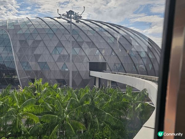 新加坡樟宜機場T1隔離的Jewel, 正門一入就見到一個漏斗...