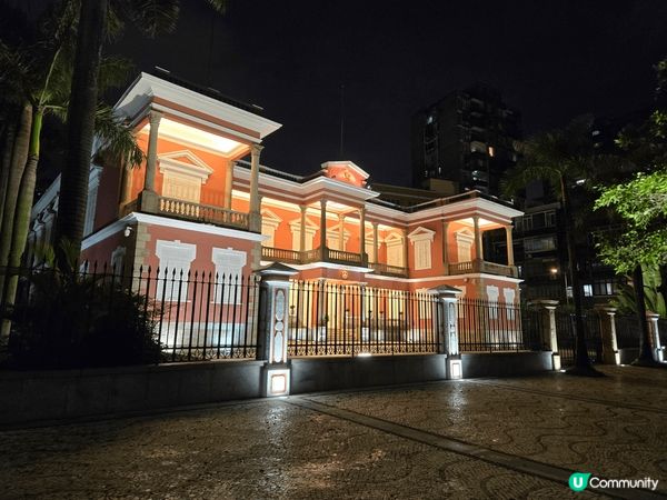 澳門不只有美食，更有動人嘅夜景，處處顯出其特色，繁華嘅夜色。...