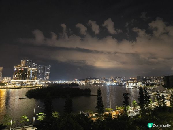 澳門不只有美食，更有動人嘅夜景，處處顯出其特色，繁華嘅夜色。...