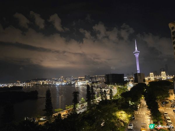 澳門不只有美食，更有動人嘅夜景，處處顯出其特色，繁華嘅夜色。...