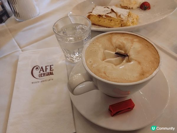 奧地利品嘗美味的咖啡及最漂免建築的麥當勞！很享受！感覺很Ch...