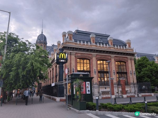 奧地利品嘗美味的咖啡及最漂免建築的麥當勞！很享受！感覺很Ch...