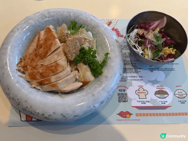 何蘭正📍中環 雞胸肉沙律，雞胸肉好嫩滑，豆腐份量好多，沙律菜...