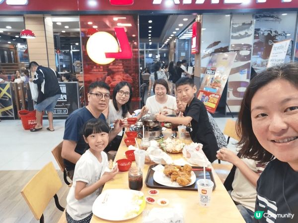 我們一家人到越南旅遊，除了欣賞當地美景，還品嚐當地特式美食，...