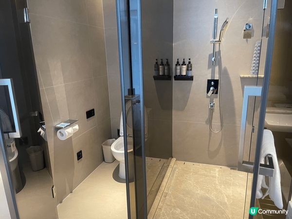 深圳東莞嘉輝會麗呈酒店，真係住得舒適，房間很大，床褥不軟也不...