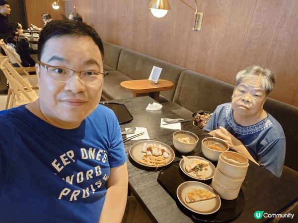 同屋企人去玩，梗係要去最近重新開幕嘅國泰航空貴賓室啦！