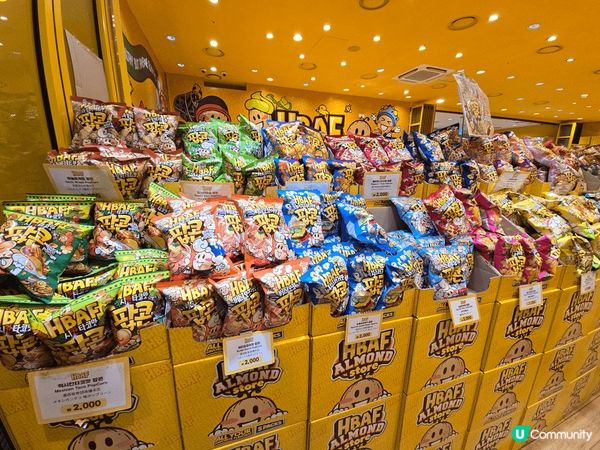韓國旅行必行明洞，當中明洞的果仁零食店是打咭必到的，店內有不...