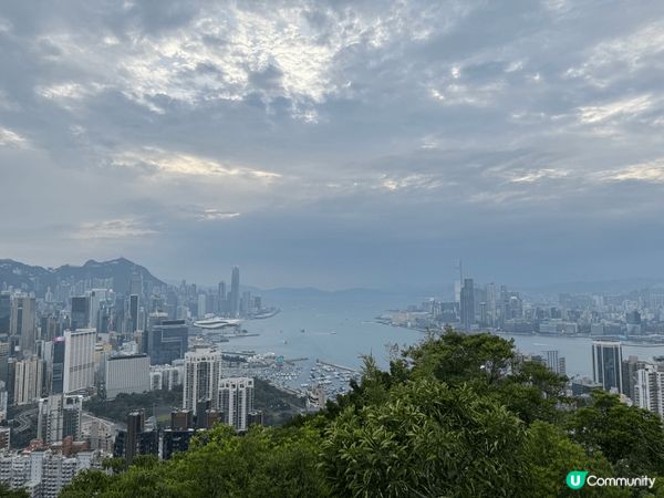 同屋企人趁着假日上山打卡，比較可惜天氣唔太好，不過好彩唔太熱...