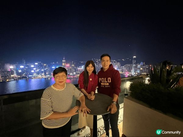 我們一家人常常去香港瑰麗酒店食晚飯，餐廳露台遠眺維港景色
