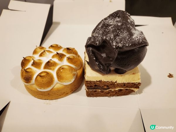 朱古力蛋糕係其中至愛的甜品之一。圖一右邊的朱古力蛋糕，上面成...