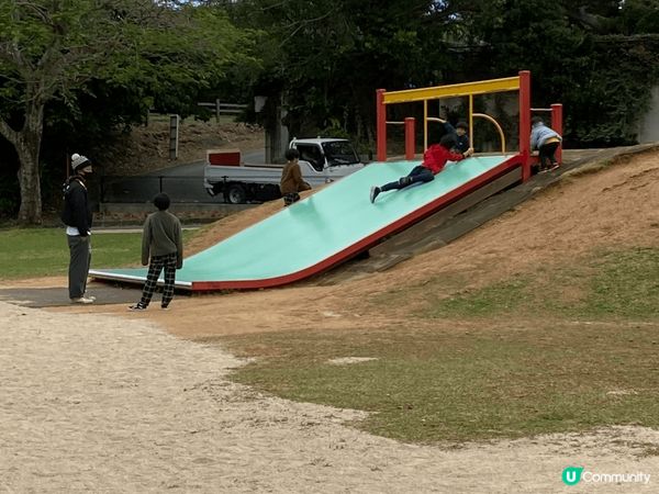 一張係打鞦韆，另一個瀡滑梯，喺香港極少可以做嘅事，