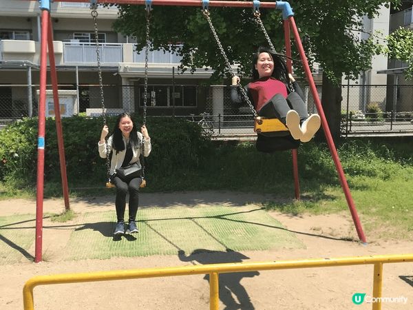 一張係打鞦韆，另一個瀡滑梯，喺香港極少可以做嘅事，