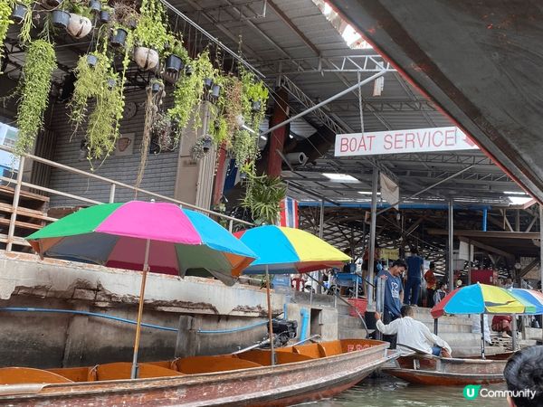 泰國曼谷一個非常熱鬧嘅水上市場，遊客可以坐船上感受一下同船家...