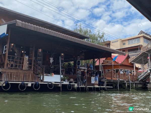 泰國曼谷一個非常熱鬧嘅水上市場，遊客可以坐船上感受一下同船家...