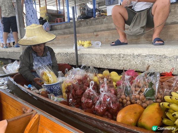 泰國曼谷一個非常熱鬧嘅水上市場，遊客可以坐船上感受一下同船家...