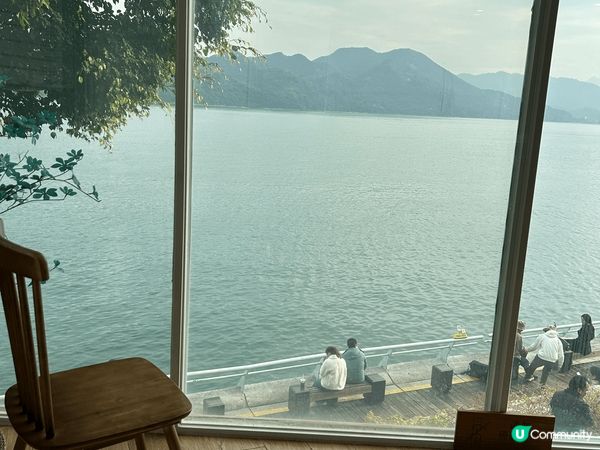 燈塔圖書館，坐落於被譽為最美海濱棧道的鹽田海濱棧道。圖書館的...
