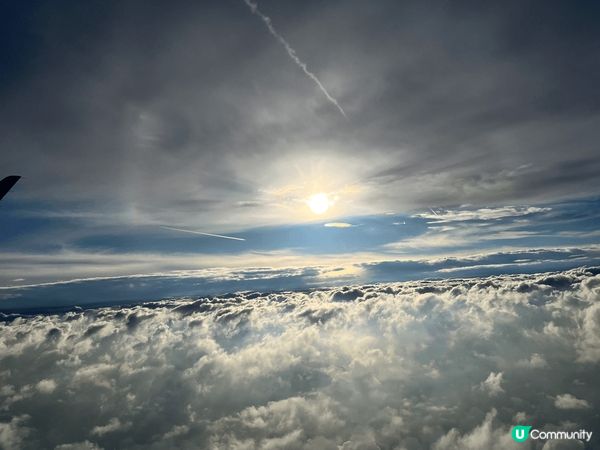 雲朵上的夕陽，搭飛機從意大利機場起飛時剛剛好遇上日落，趁機拍...
