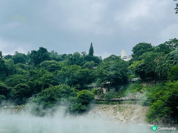 到了台北北投浸溫泉，亦到了附近的地熱谷。看着泉水不斷出煙及霧...