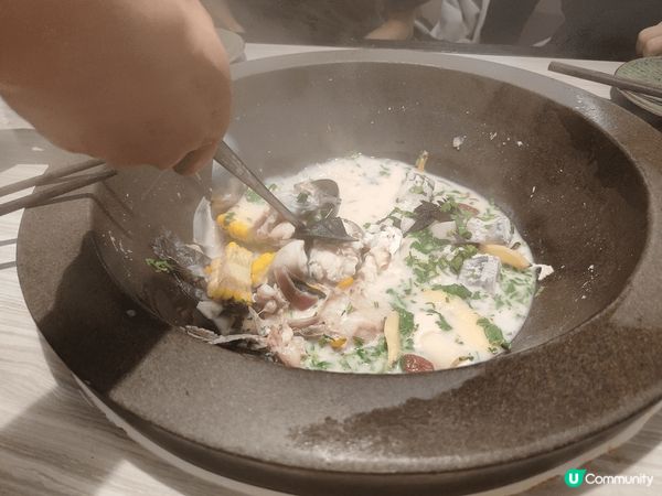 此餐廳攝於深圳鲜潭蒸汽石锅鱼(中航城君尚店), 最神奇的是江...