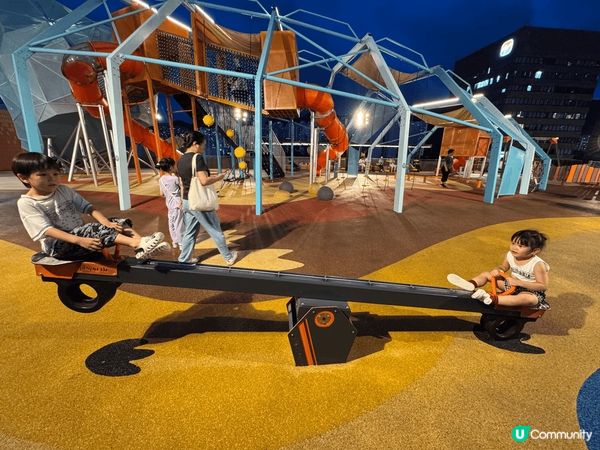 沙田新城市廣場對出有個大型露天恐龍公園