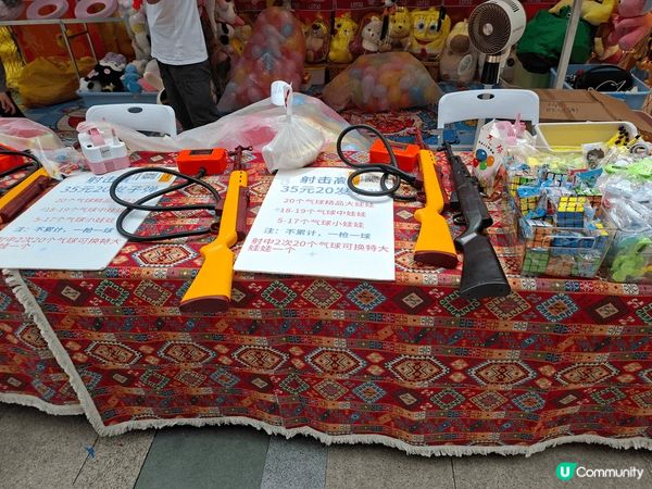 皇庭廣場地下室外的遇見市集又有新玩法的攤位遊戲，除了射氣球外...