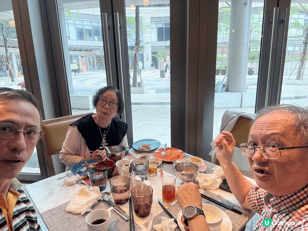 與老婆，外父及外母去酒店食自助餐，應老婆要求，俾外母及外父多...