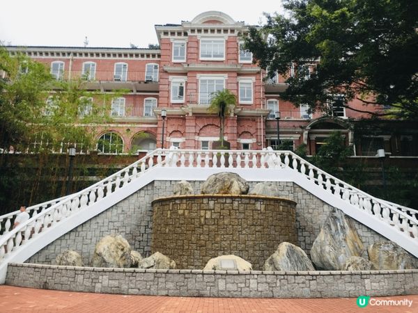 與家人第一次去香港大學參觀，佔地範圍很廣，建築物很有特色，影...