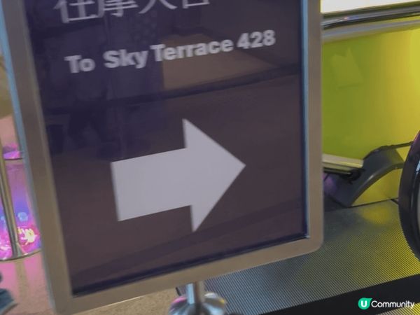 想像自己是一個故事書中的角色，乘坐山頂纜車前往摩天台428。...