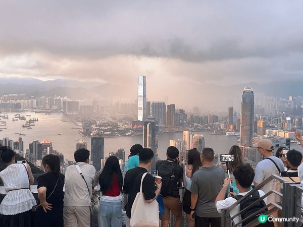 想像自己是一個故事書中的角色，乘坐山頂纜車前往摩天台428。...