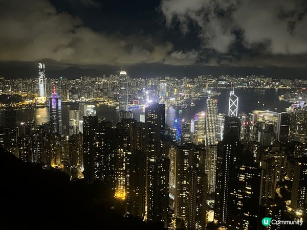 想像自己是一個故事書中的角色，乘坐山頂纜車前往摩天台428。...