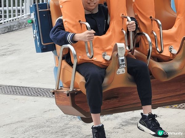 我和家人很喜歡出外玩。第1張相是我於西九公園大跳，地方大，方...