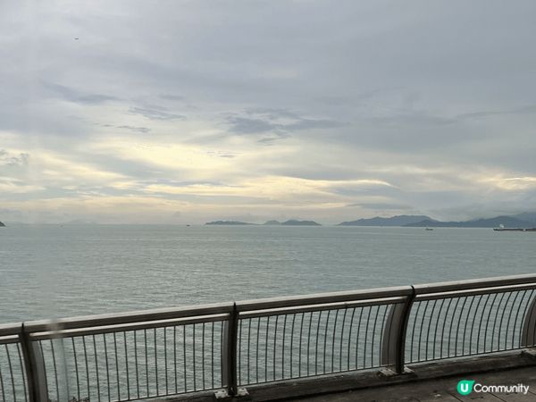 堅尼地城海傍，打卡熱點，好似去咗外國咁一望無際嘅海景！
