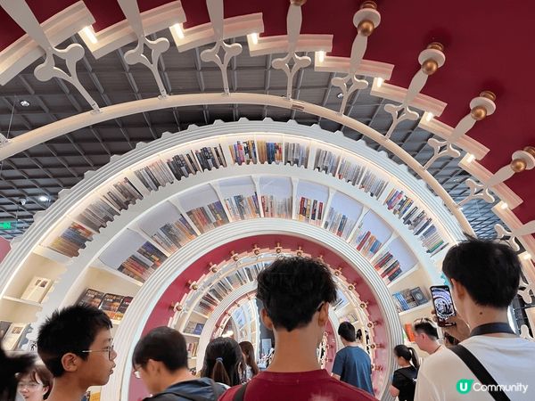 書店總給予人很呆板正經的感覺，內地有一間書店一反常態，裝修設...