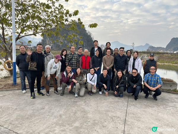 在清遠旅行，大家行完山後，在山前一合照，大家都很放鬆