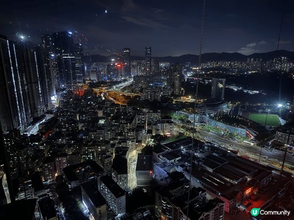這個打卡地點位於深圳車公廟站附近的「逸扉酒店」上拍的夜景，其...