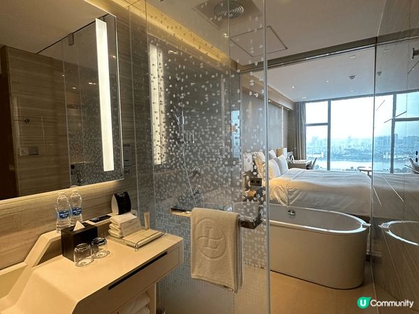 廣州朗豪酒店坐落於繁華的天河區，毗鄰時尚購物中心，交通便捷。...