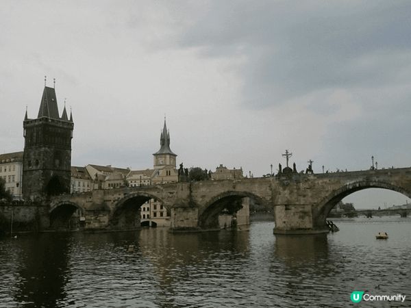 伏爾塔瓦河（Vltava River）是捷克最長的河流，全長...