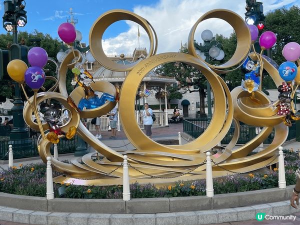 今年廸士尼20週年，樂園已佈置好打咭位，仲有花車巡遊、煙花及...