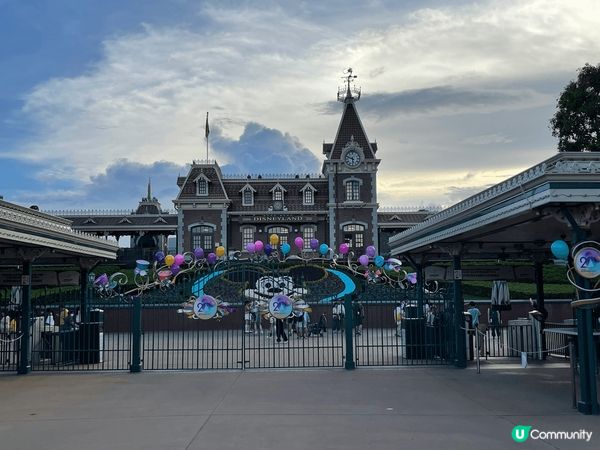 今年廸士尼20週年，樂園已佈置好打咭位，仲有花車巡遊、煙花及...