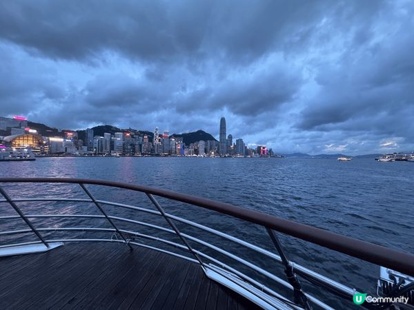 維港遊的「海上酒吧」體驗超驚喜！酒水種類超齊全，從經典調酒到...