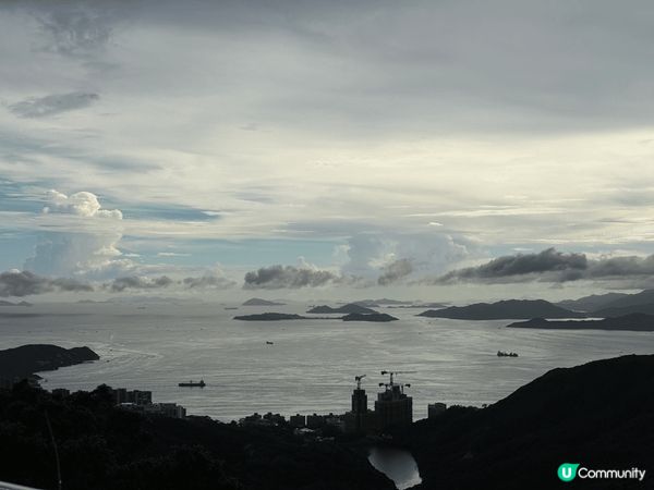 山頂真的超值得一去！首先，那裡的景色簡直美到爆，特別是夜景，...