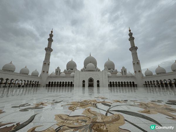 **第一張圖片**：這是阿布扎比的謝赫扎耶德大清真寺，以其宏...