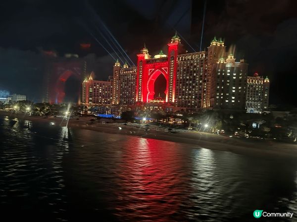 **第一張圖片**：這是阿布扎比的謝赫扎耶德大清真寺，以其宏...