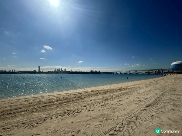 **第一張圖片**：這是阿布扎比的謝赫扎耶德大清真寺，以其宏...