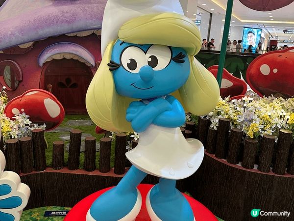 天氣太熱唯有走入商場一邊涼冷氣，一邊同藍精靈打卡，他們係海港...