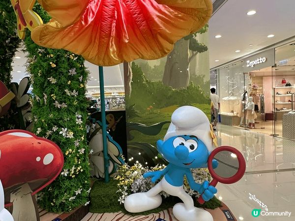 天氣太熱唯有走入商場一邊涼冷氣，一邊同藍精靈打卡，他們係海港...