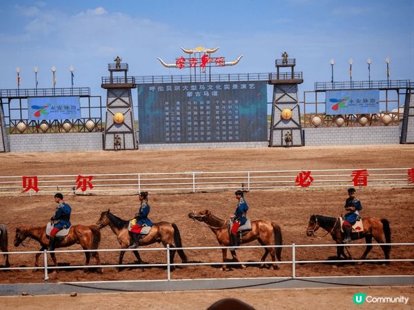 在中國蒙古呼倫貝爾觀看的馬術表演, 除咗馬術仲有摔跤表演. ...