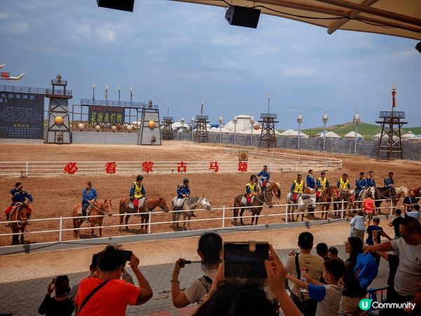 在中國蒙古呼倫貝爾觀看的馬術表演, 除咗馬術仲有摔跤表演. ...