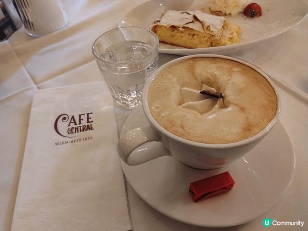 這是在匈牙利一間很出名的New York Cafe，環境很好...