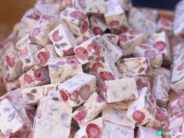 喜歡到不同的地方享受美食， 打卡和朋友分享，互相交流， 記錄...